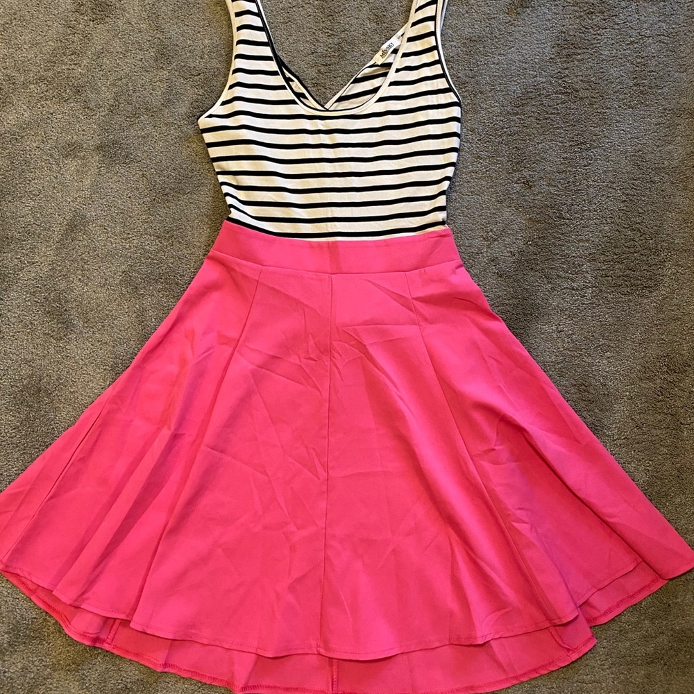 🚫🚫 SOLD 🚫🚫. Black, pink and white dress